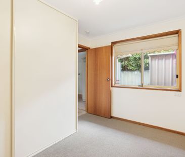 Outdoor entertainer or gardener's delight 2-bedroom property - Photo 2