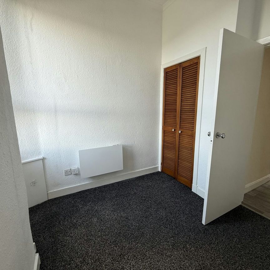 Flat to rent on - Photo 1