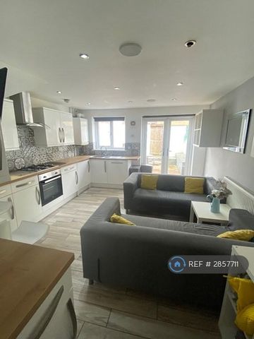 6 bedroom terraced house to rent - Photo 2