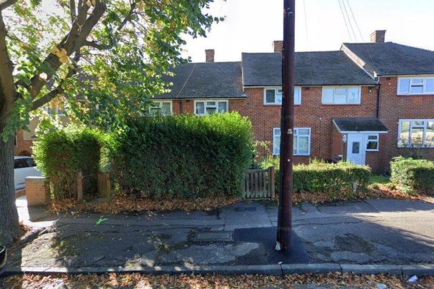 Sheffield Drive, Romford RM3, London - Photo 1