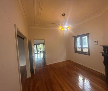Spacious & Versatile Family Home in a Prime Burwood Location - Photo 1