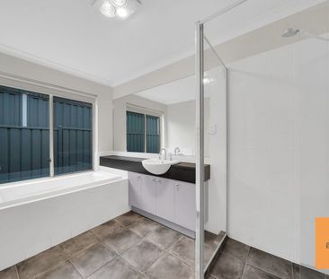 Beautifully presented home in most sought-after neighbourhood! - Photo 6