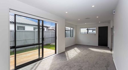 Near New Spacious 2 Bedroom Townhouse! - Photo 2