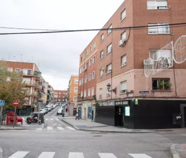 Room for rent in 3-bedroom apartment in Usera - Photo 1