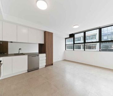 Modern 1 Bedroom + Study Apartment - Photo 1
