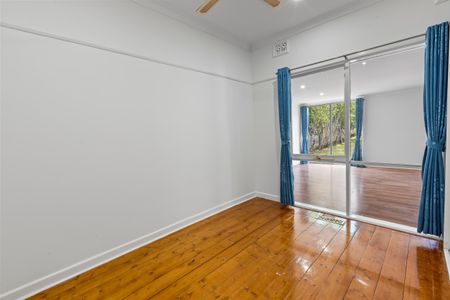 A Charming 3-Bedroom Home Tailored for Comfortable Living - Photo 5