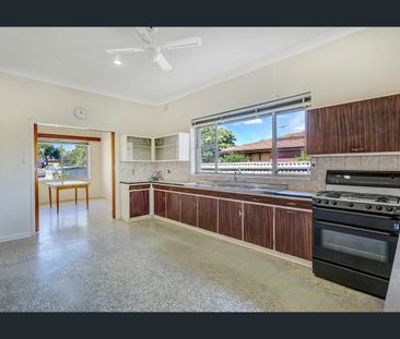 Spacious 3-Bedroom Family Home in Convenient Evandale location - Photo 5