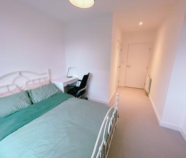 1 bedroom in a flat share to rent - Photo 2