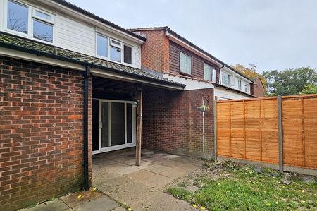 3 Bedroom Terraced House - Photo 2