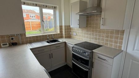 2 bedroom semi-detached house to rent - Photo 2