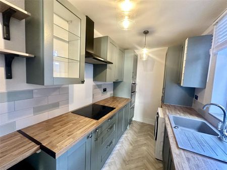 2 bedroom end of terrace house to rent - Photo 4