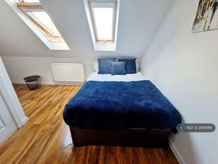 1 bedroom in a house share to rent - Photo 2