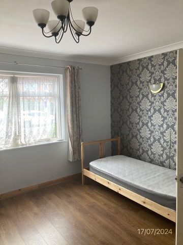 Room in a Shared House, Kingsbridge Road, RG2 - Photo 3