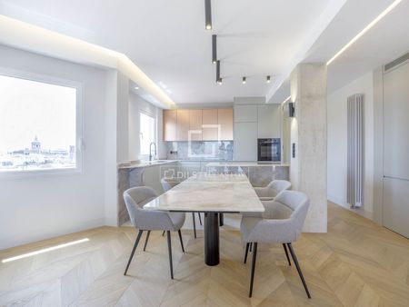 Excellent 3 Bedroom penthouse with 60m² terrace for rent in El Carmen, Valencia - Photo 3