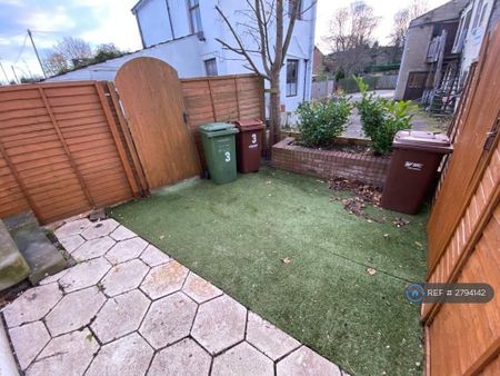 2 bedroom end of terrace house to rent - Photo 4