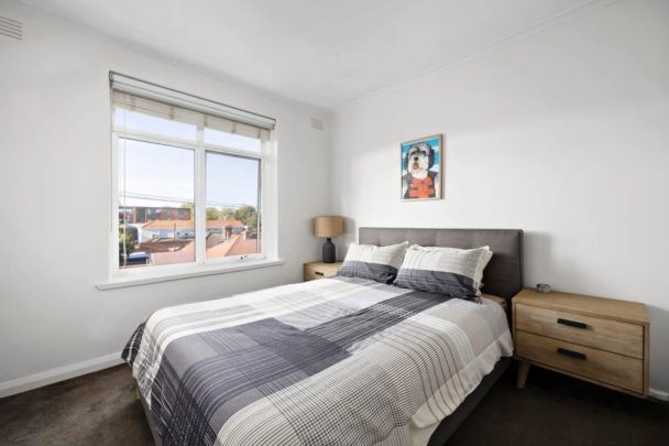 Top-Floor Spacious Apartment in Prime Richmond Location with small car space *NOTE INDUCTION COOKTOP INSTALLED* - Photo 1