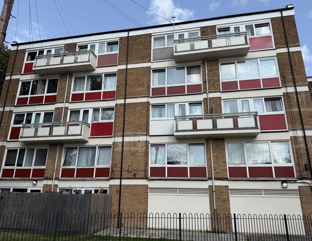 4 bedroom flat to rent - Photo 1