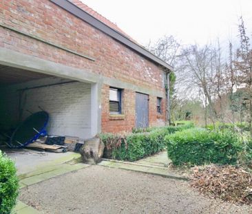 Instapklare, half-open woning met 3 slpk, bijgebouw en oprit voor 9... - Photo 1