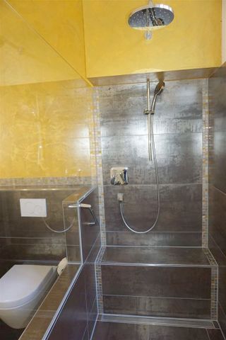 Große, exklusive barrierefreie Schlosswohnung mit modernen Einbauküchen, großem eigenem Garten, mehreren Tageslichtbädern und Park! - Photo 4