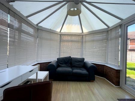 1 bedroom in a house share to rent - Photo 2