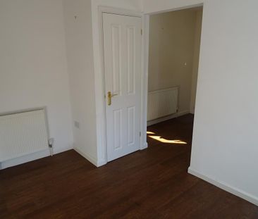 Available 1 Bed Flat - Photo 2