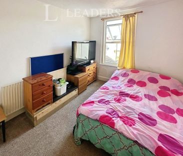 2 bedroom house to rent Wood Street, PO21 - Photo 3
