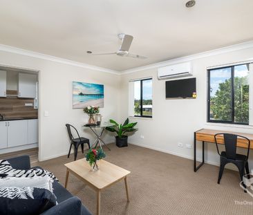 Spacious Furnished Rental Incl Bills + WiFi - Photo 3