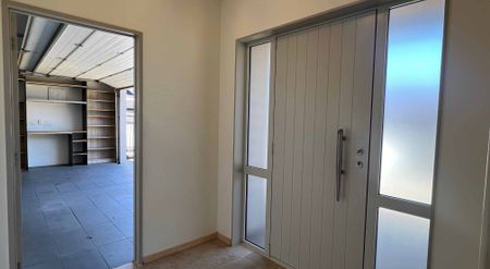 Modern Family Home with Space, Style & Security - 4 Bedrooms, 3 Bathrooms! - Photo 4