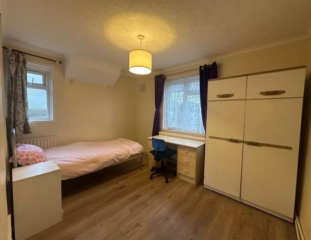 Begonia Walk, East Acton, W12 0BE - Photo 1