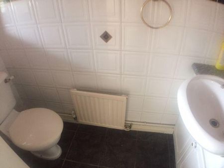 4 bedroom detached house to rent - Photo 2