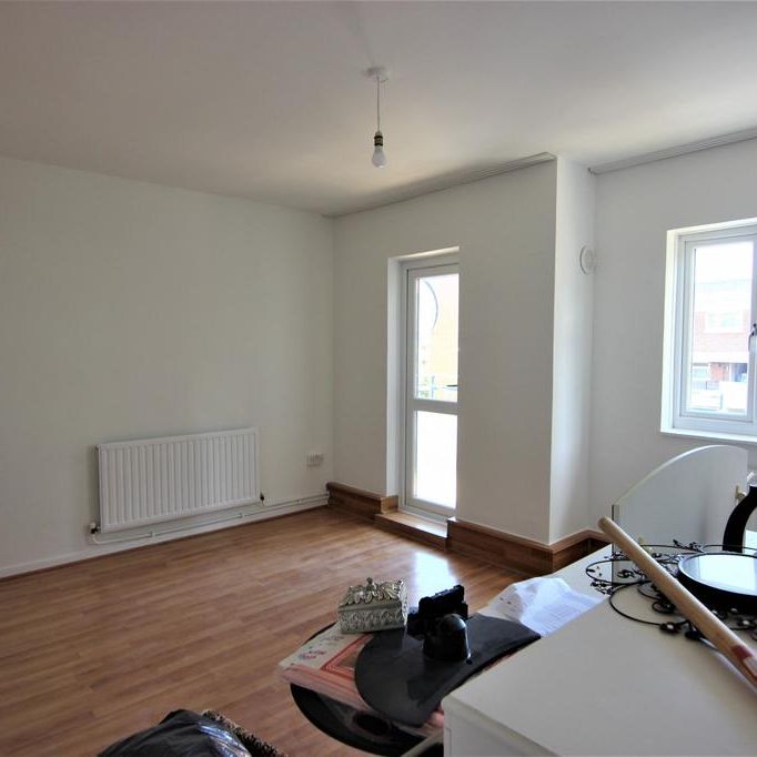 4 bedroom flat to rent - Photo 1