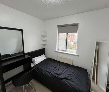 Searles Drive, London, E6 - Photo 3