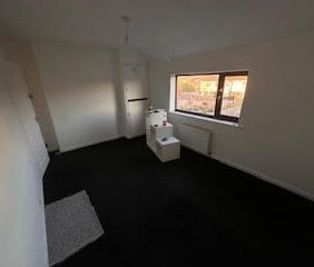 Room in a Shared House, Neville Place, LS9 - Photo 3