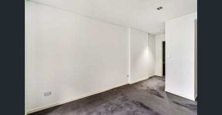 Spacious Apartment with Sun-Filled Terrace - Photo 2