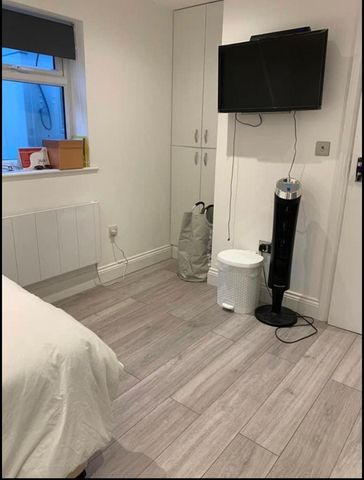 Studio Flat, Grants Close, NW7 - Photo 4