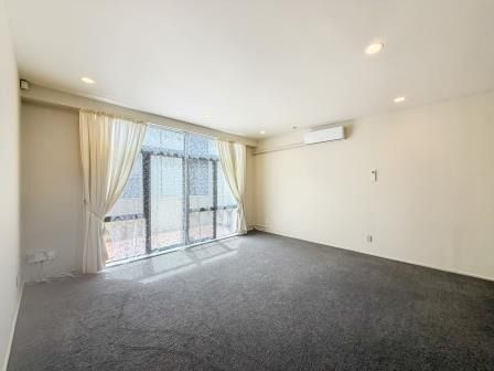 3-Bedroom Townhouse in Prime Epsom Location - Photo 2