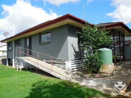 3 Bedrooms plus Study on a large fully fenced large block with side access. - Photo 4