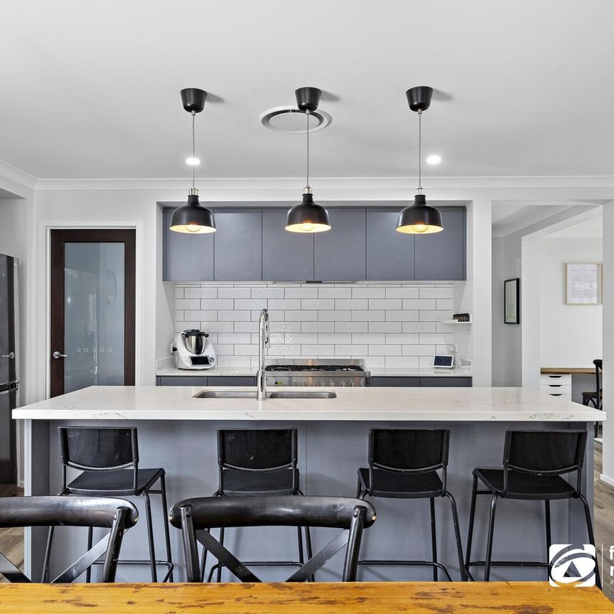 STUNNING FAMILY HOME IN REDLAND BAY ! - Photo 1