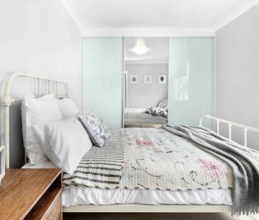 Stylish Fully Furnished Apartment in Leafy Ideal Locale - Photo 3