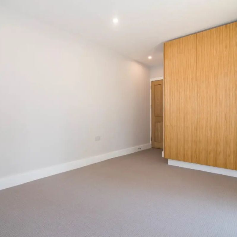 2 bedroom flat in Barnes - Photo 1