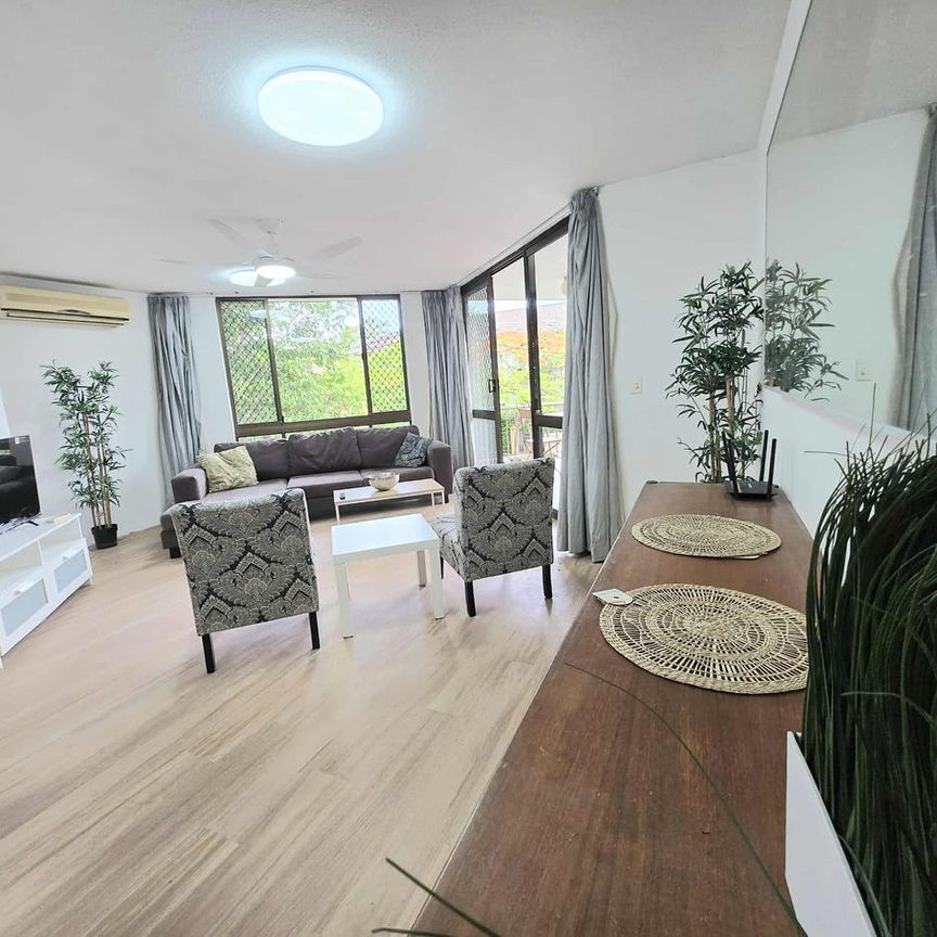 FURNISHED, RIVERSIDE AND 250M TO UQ - Photo 1