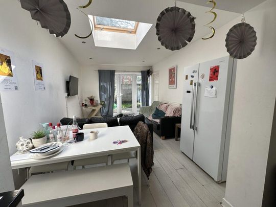 6 bedroom mews to rent - Photo 1