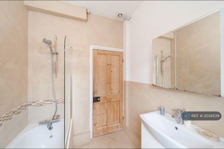 1 bedroom in a flat share to rent - Photo 4