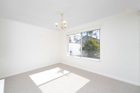 Walk to the Foreshore @ $1200 Per Week - Photo 4