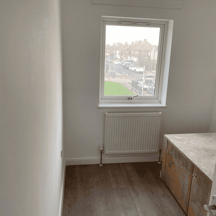 Home Gardens, Dagenham, RM10 - Photo 1