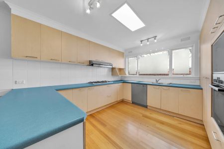 TRIPLE FRONTED CALIFORNIA BUNGALOW FIT FOR FAMILY - 6 Month Lease - Photo 5