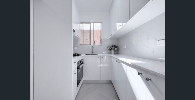 Bright & Newly Renovated 3 Bedroom Apartment in Ultra-Convenient Location - Photo 1