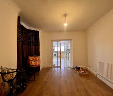 Guide Price £2,600 pcm - Available Now - Unfurnished - Photo 1