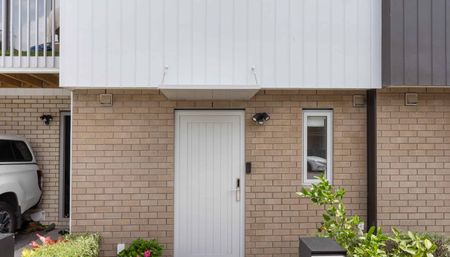 Modern two storey townhouse! - Photo 5