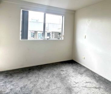 Modern Apartment in the Heart of Flat Bush - Photo 4